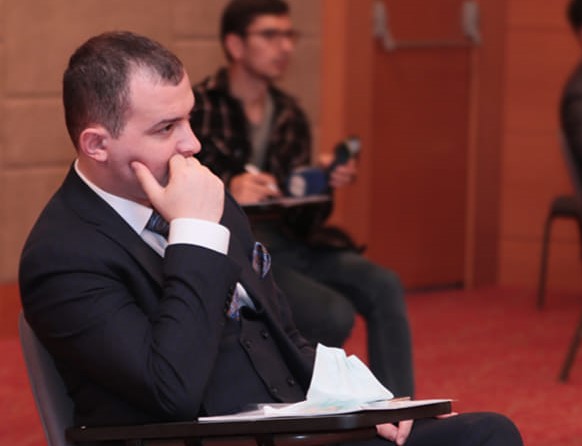 Şortik geyindiyinə görə Göyçay Rayon Polis Şöbəsinə buraxılmadı: "Bura plyaj deyil"