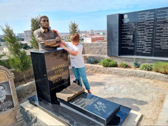 Fədayə Laçın Azərbaycana qayıdan kimi onların məzarını ziyarət etdi - FOTO