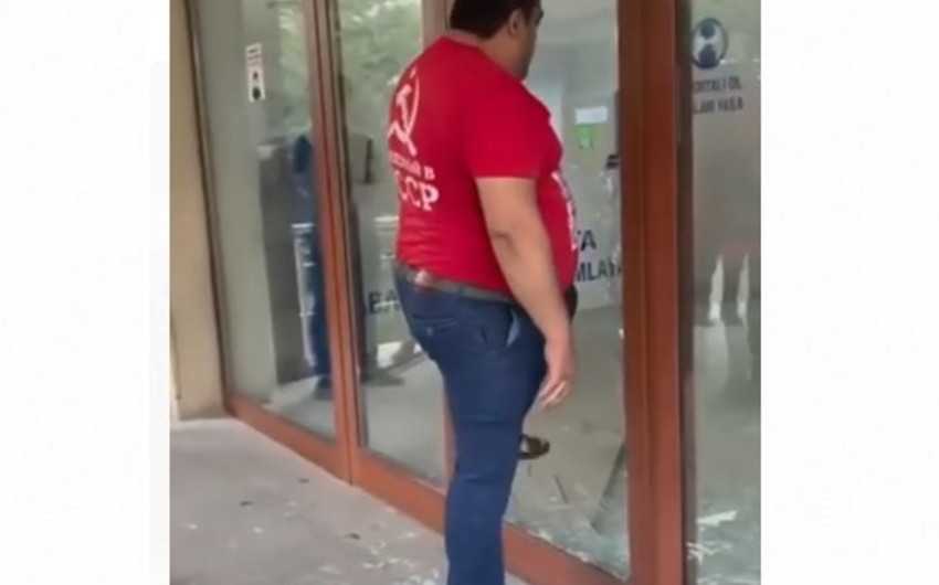Bakıda ər-arvad poliklinikanın şüşəsini sındırıb, 3 həkimə xəsarət yetirdi
