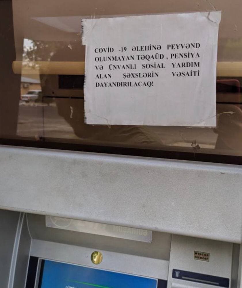 Bankın qarşısına elan vuruldu: "Peyvənd olunmayanların pensiya və yardımları dayandırılacaq"
