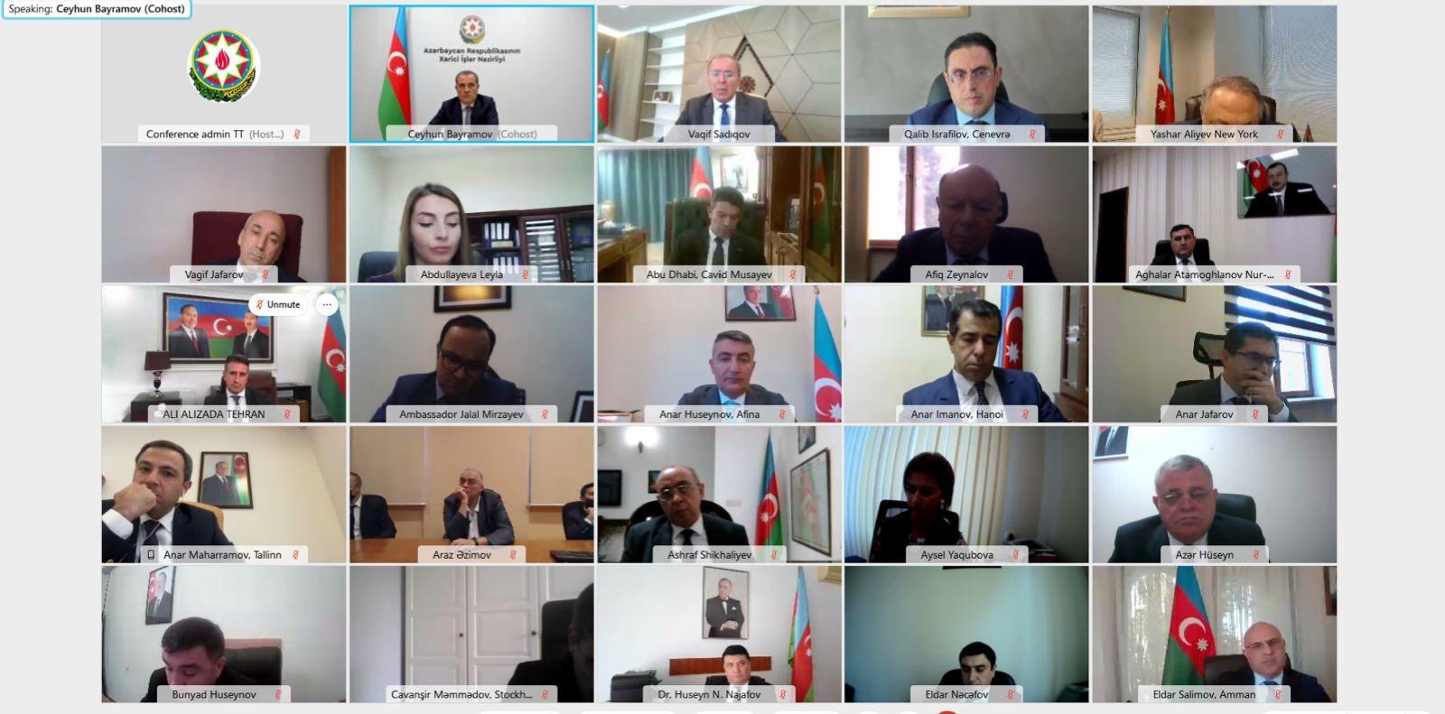 Ceyhun Bayramov diplomatlarla müşavirə keçirdi