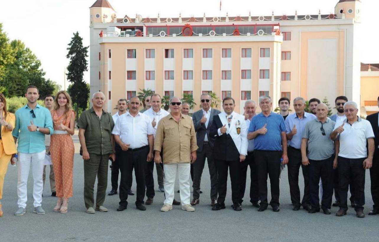 Azərbaycanı 48 rublla tərk edən milyarderin həyat hekayəsi – Fərhad Əhmədovun doğum günüdür