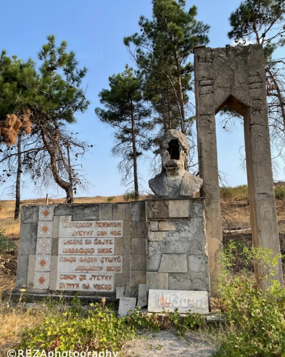 Ermənilər Nizaminin büstünü bu hala saldı - FOTOLAR