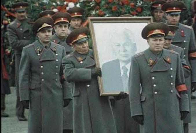 Kreml divarları önündə sonuncu məzar – Konstantin Çernenkonun tələsik və sükutla keçən dəfni