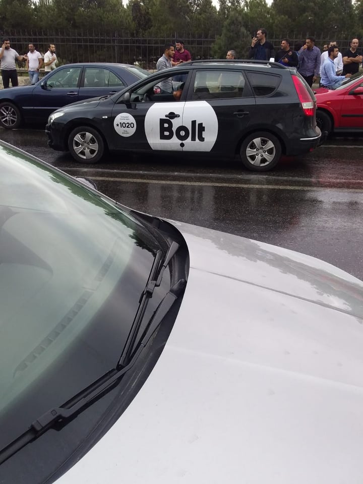 "Bolt" sürücüləri Bakıda etiraz aksiyası keçirdi – “Xəzər” Tv-nin qarşısına toplaşdılar + FOTO
