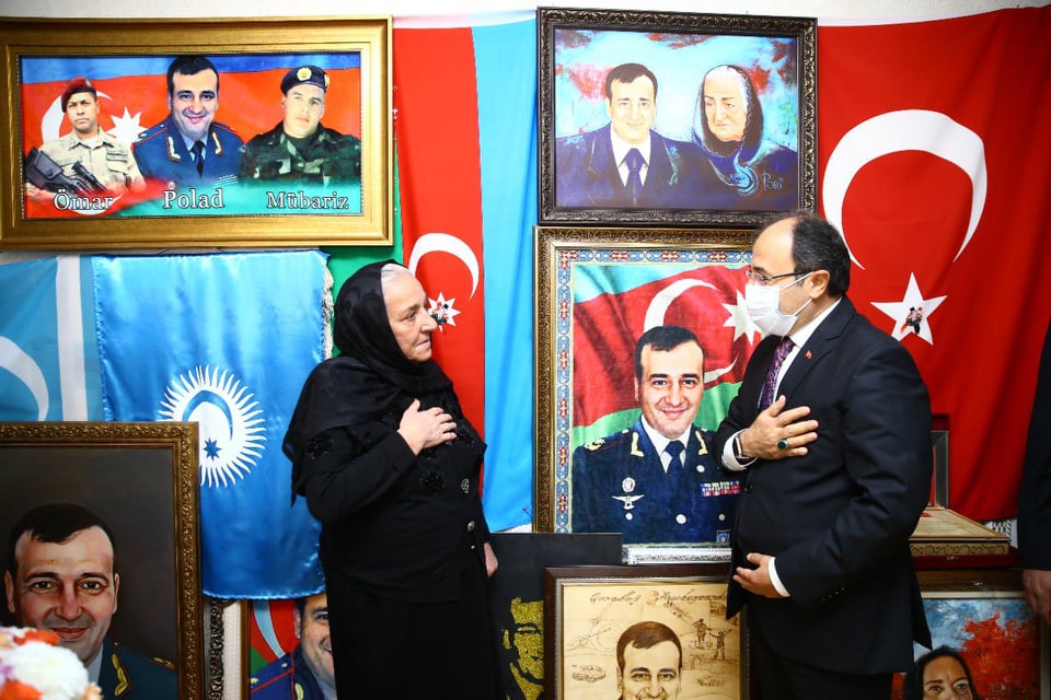 Türkiyə səfiri Polad Həşimovun anası ilə görüşdü - Foto
