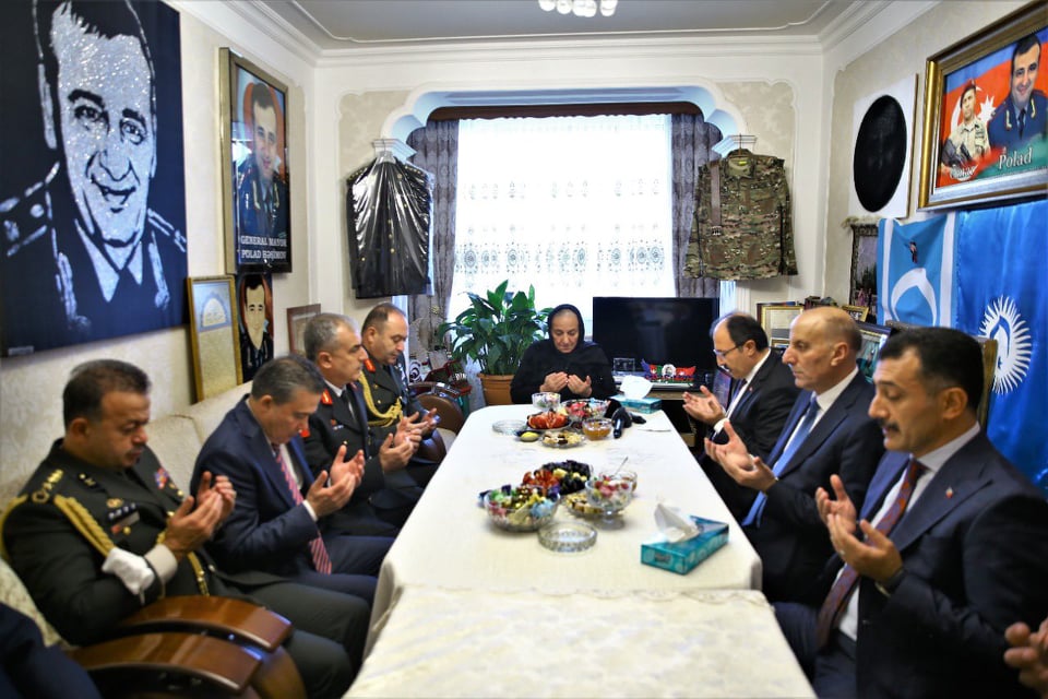 Türkiyə səfiri Polad Həşimovun anası ilə görüşdü - Foto