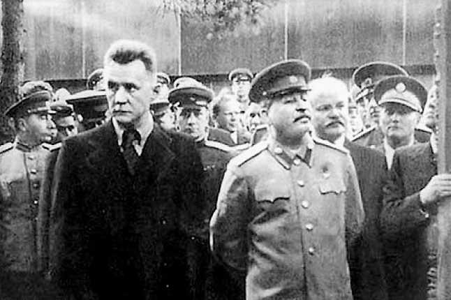 İclasda xokkeydən danışan Brejnevə etiraz edib, əlini stola çırpıb və... – Stalin onu niyə qoruyurdu?