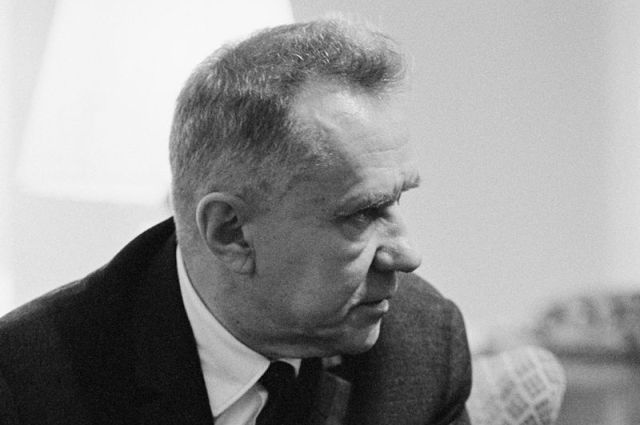 İclasda xokkeydən danışan Brejnevə etiraz edib, əlini stola çırpıb və... – Stalin onu niyə qoruyurdu?