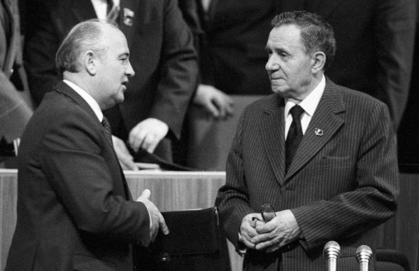 Meyiti ortadaykən baş katibin məxfi portfelini kim oğurlayıb? – Qorbaçov hakimiyyət olimpinə doğru...