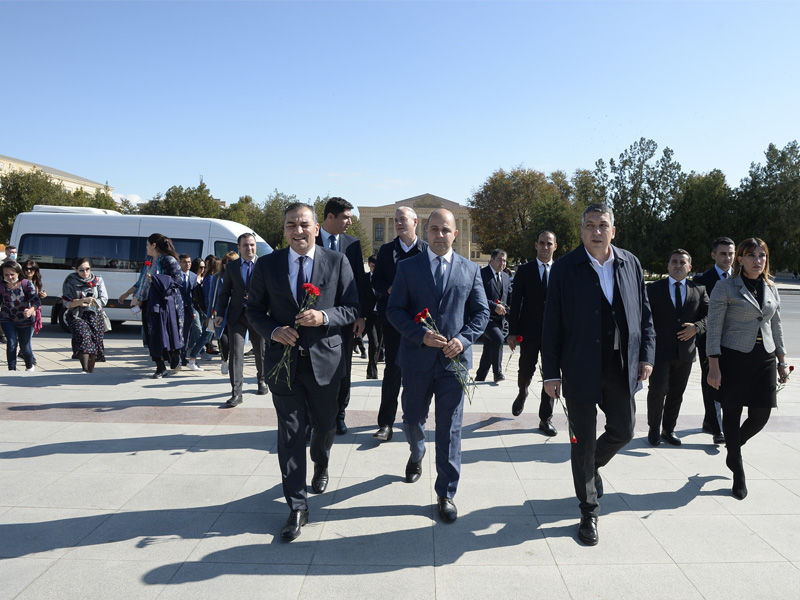 Heydər Əliyevin şüşə arxasında qorunan telefonu, Əlincə qalasının 66 yaşlı nənə tərəfindən "fəthi" və... - REPORTAJ