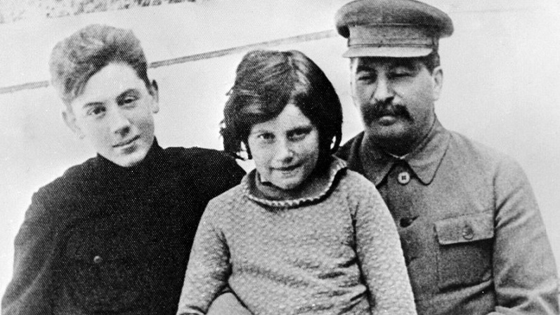 “Hər yerdə pul saxlayırdı, dolablarda, qab-qacağın içində...” – Qızı və mühafizəçisi Stalini belə xatırlayır