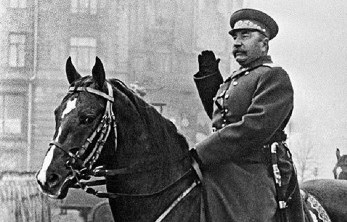 “Sizin ananızı” deyib pulemyotu işə saldı – Beriya Stalinin yanına şikayətə getsə də...
