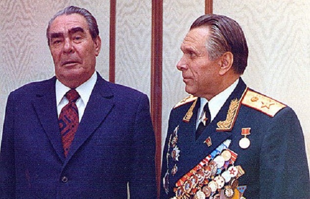 “Kolya, onunla işin olmasın...” - Brejnev sevimli kürəkənini DİN-nin iclasında təhqir edən generalı niyə bağışladı?