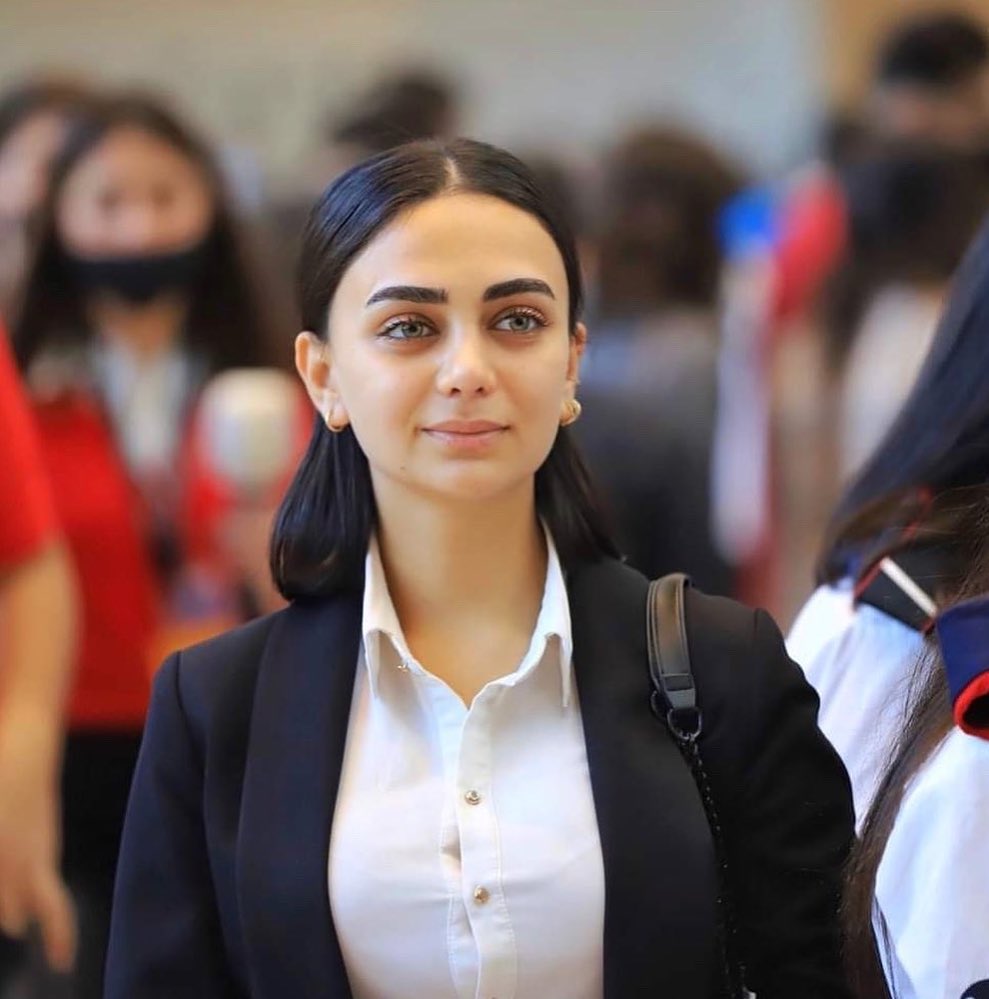 Prezidentin bu gün mükafatlandırdığı gənclər kimdir? - FOTOLAR