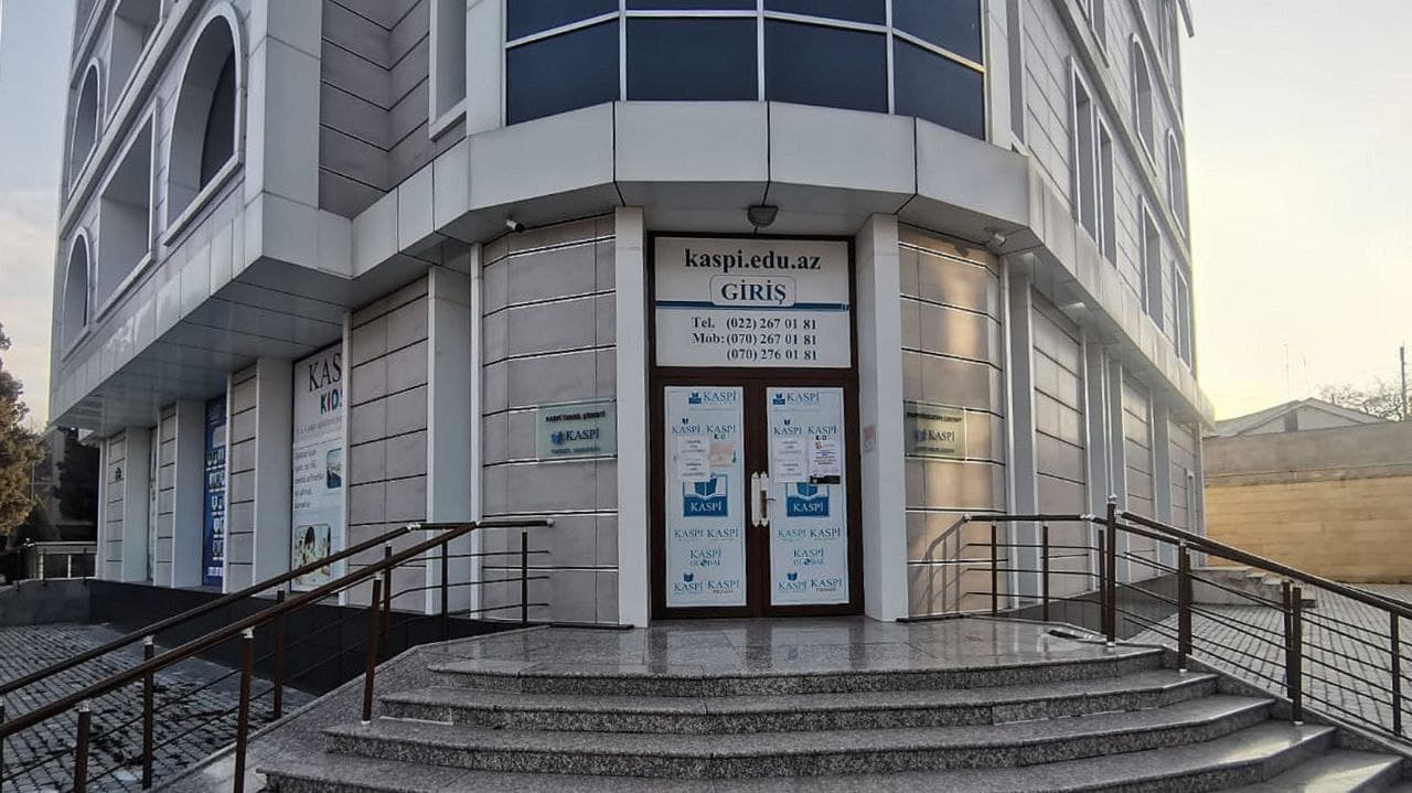 Gəncədə jurnalistlər etiraza qalxdı: Dövlət əmlakı ələ keçirilib