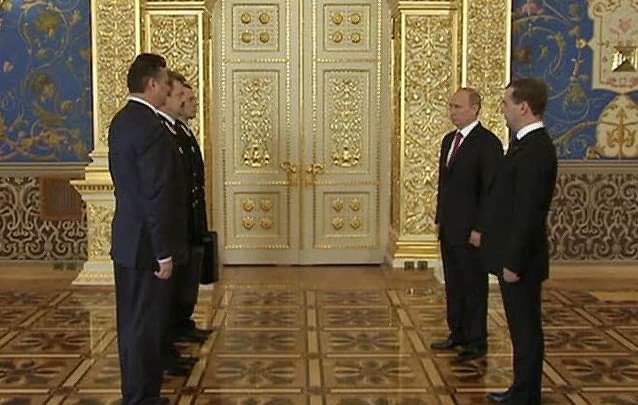 Putinin daim yanında gəzdirdiyi "qara çanta"nın sirri - FOTOLAR