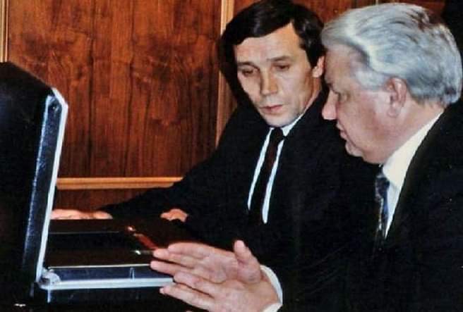 Putinin daim yanında gəzdirdiyi "qara çanta"nın sirri - FOTOLAR