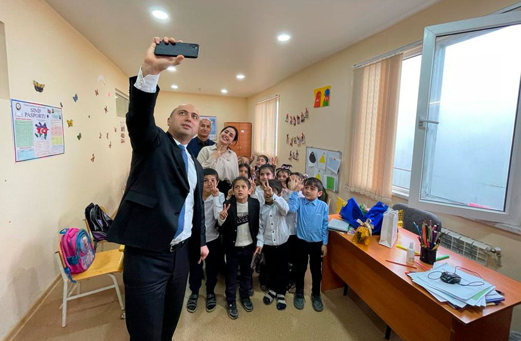 Təhsil naziri kənd məktəbliləri ilə selfie çəkdirdi - FOTO