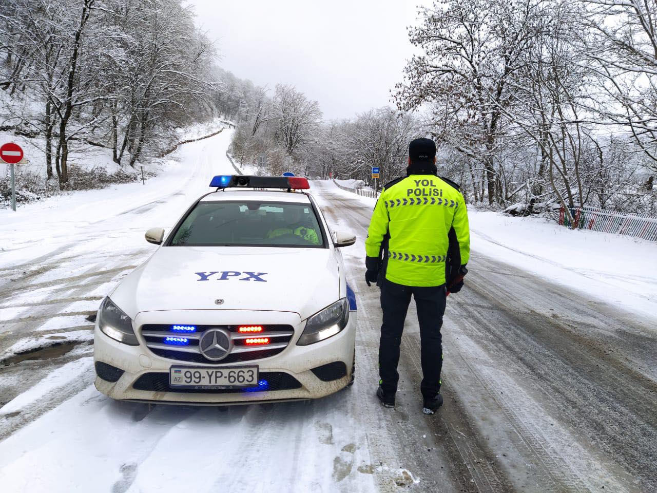 Qubada qarlı havada sürücülər yolda qaldı - Yol polisləri belə kömək etdi - FOTO