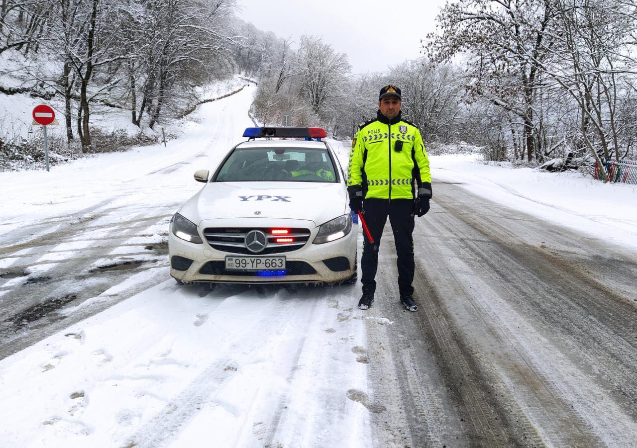 Qubada qarlı havada sürücülər yolda qaldı - Yol polisləri belə kömək etdi - FOTO