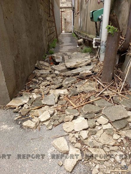 Bakıda güclü külək nəticəsində yaşayış binasının bir hissəsi uçdu - FOTO
