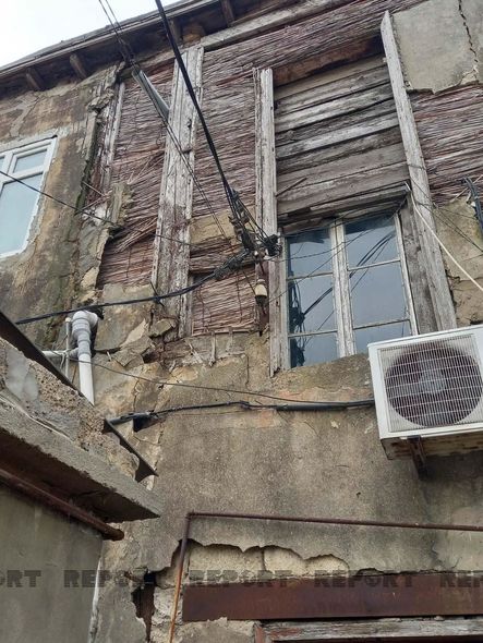 Bakıda güclü külək nəticəsində yaşayış binasının bir hissəsi uçdu - FOTO