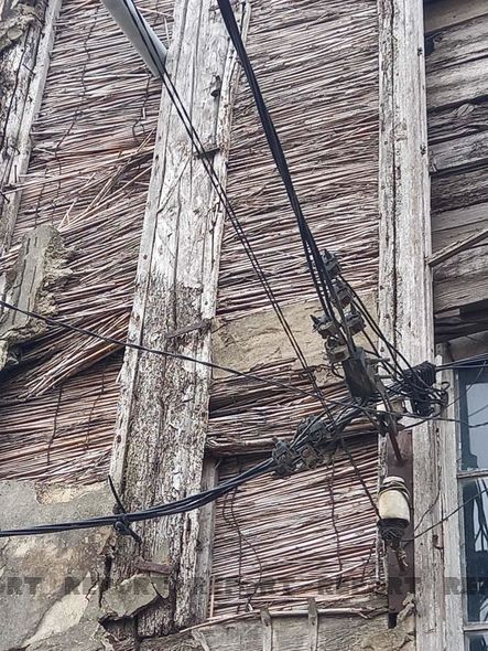 Bakıda güclü külək nəticəsində yaşayış binasının bir hissəsi uçdu - FOTO