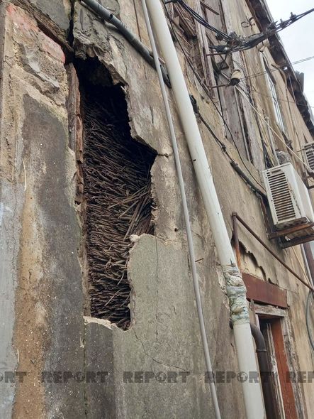 Bakıda güclü külək nəticəsində yaşayış binasının bir hissəsi uçdu - FOTO