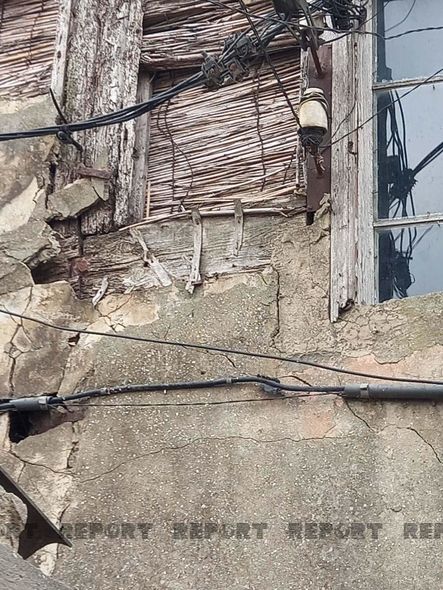 Bakıda güclü külək nəticəsində yaşayış binasının bir hissəsi uçdu - FOTO