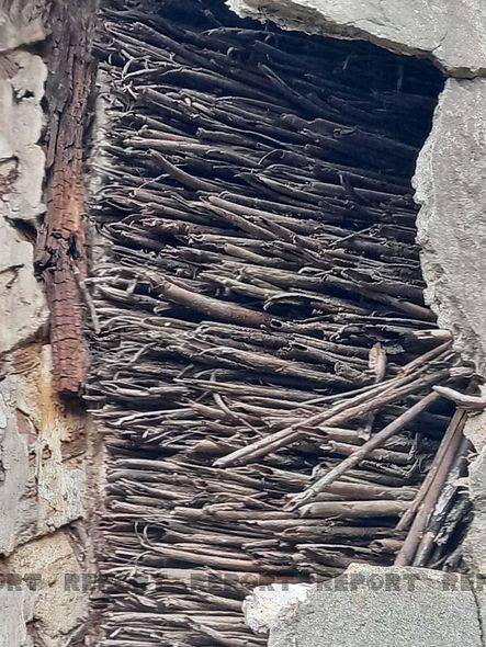 Bakıda güclü külək nəticəsində yaşayış binasının bir hissəsi uçdu - FOTO