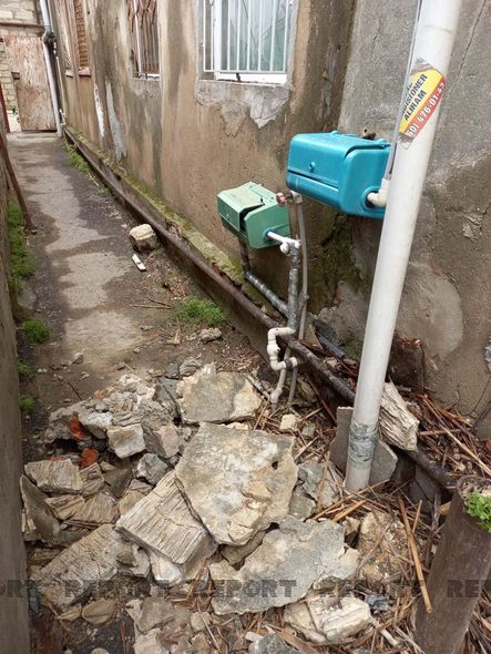 Bakıda güclü külək nəticəsində yaşayış binasının bir hissəsi uçdu - FOTO