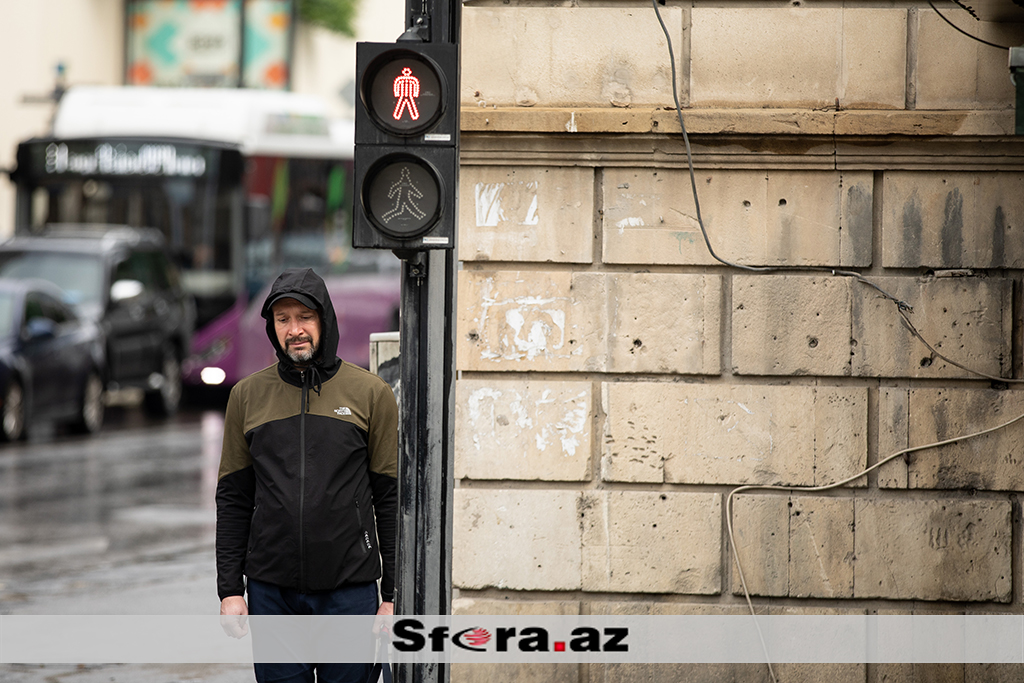 Yaz ayında payızı xatırladan yağışlı havadan - FOTOREPORTAJ