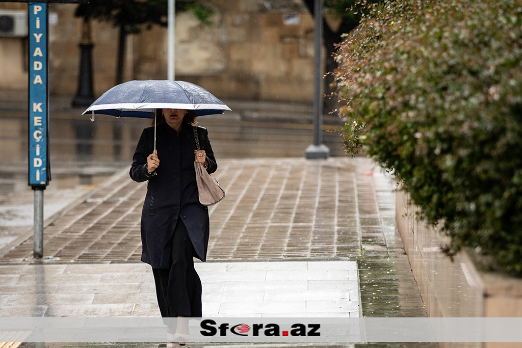 Yaz ayında payızı xatırladan yağışlı havadan - FOTOREPORTAJ