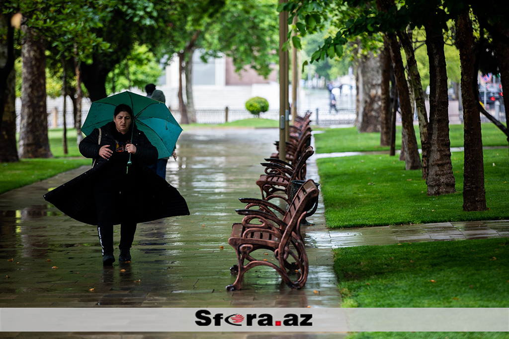 Yaz ayında payızı xatırladan yağışlı havadan - FOTOREPORTAJ