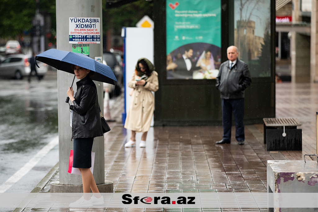 Yaz ayında payızı xatırladan yağışlı havadan - FOTOREPORTAJ
