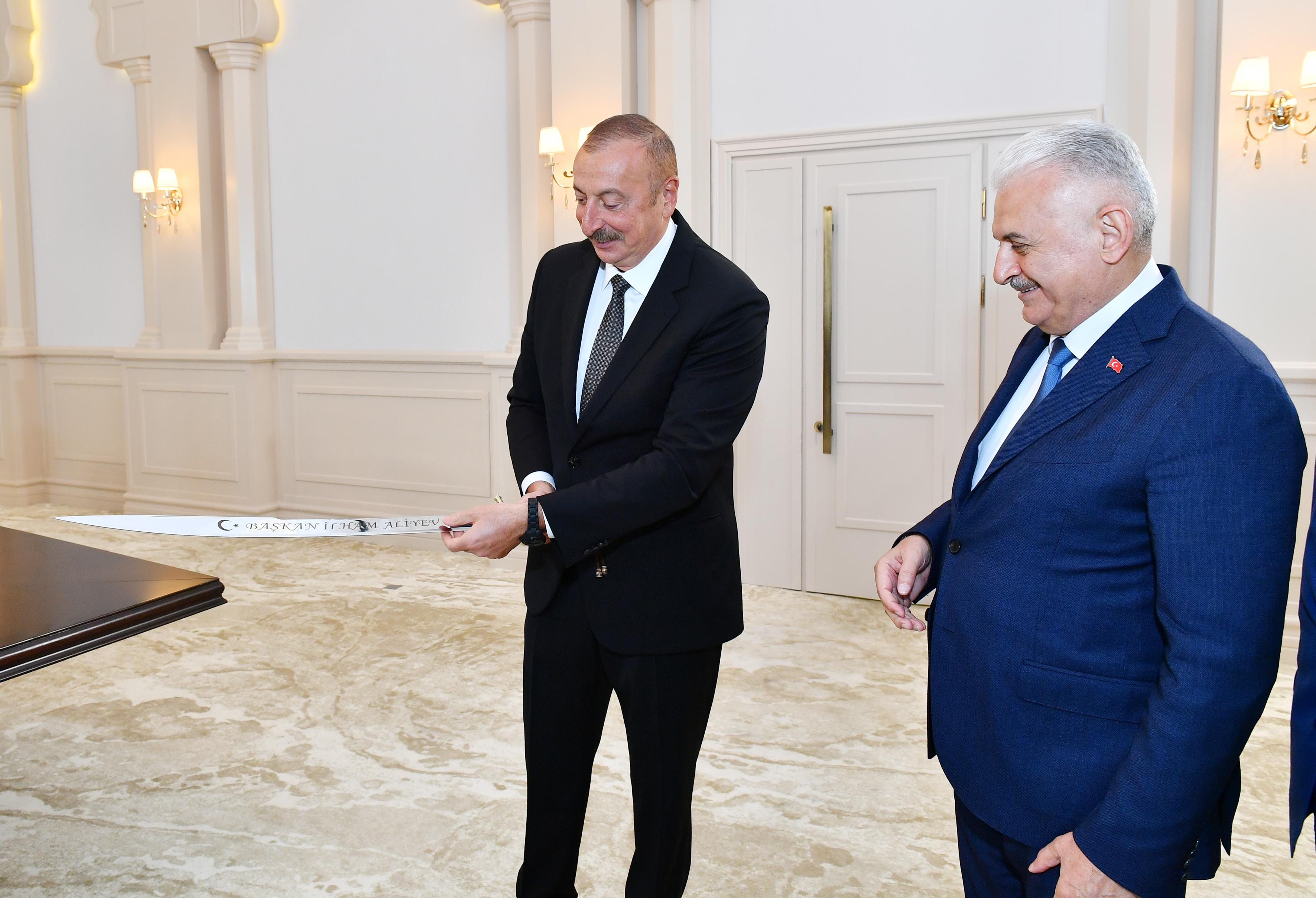 Binəli Yıldırım İlham Əliyevə Fateh Sultan Mehmedin qılıncının eynisini hədiyyə etdi - FOTO