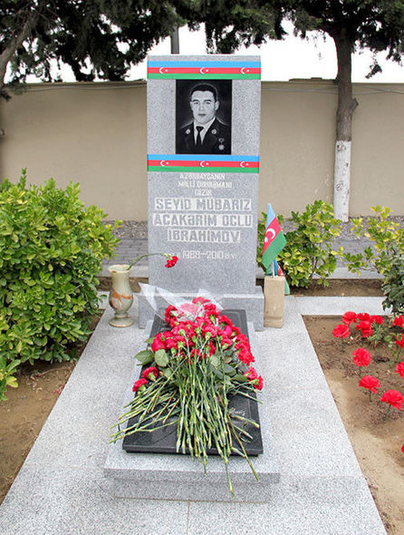 Milli Qəhrəman Mübariz İbrahimovun məzarı ziyarət edildi - FOTOLAR