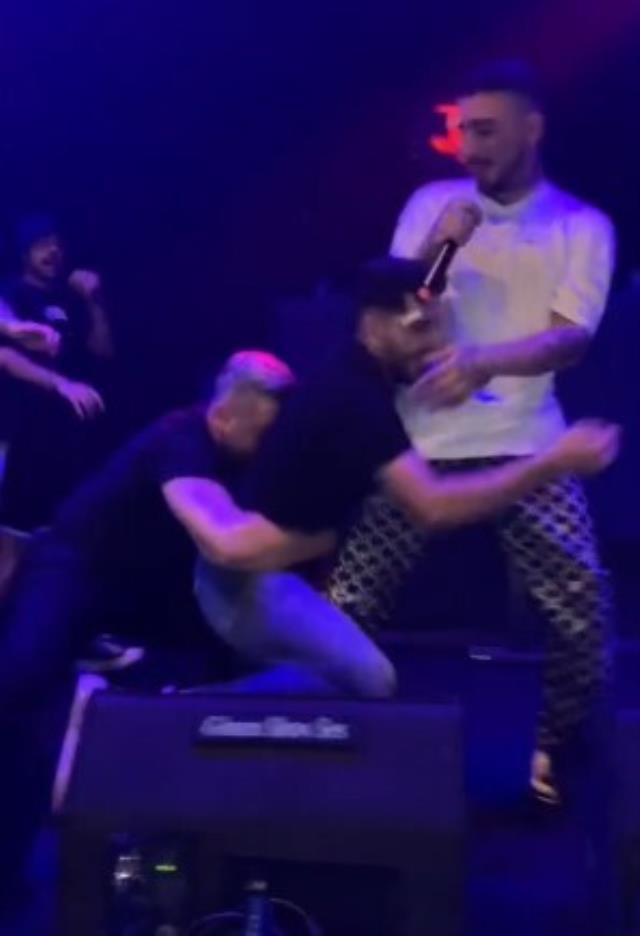 Məşhur reperi fanatı səhnədə yıxdı, konsertini yarımçıq qoydu - FOTO