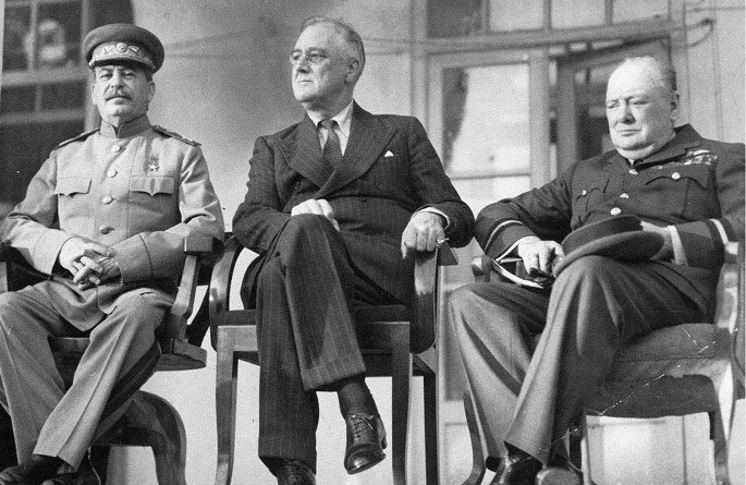 Stalin onun verdiyi qılıncı öpərək başının üzərinə qaldırıb - TARİXİ FAKTLAR