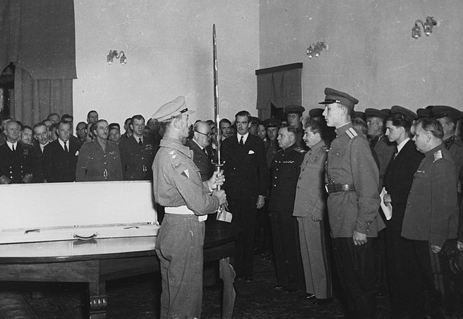 Stalin onun verdiyi qılıncı öpərək başının üzərinə qaldırıb - TARİXİ FAKTLAR