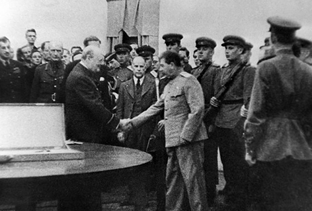 Stalin onun verdiyi qılıncı öpərək başının üzərinə qaldırıb - TARİXİ FAKTLAR