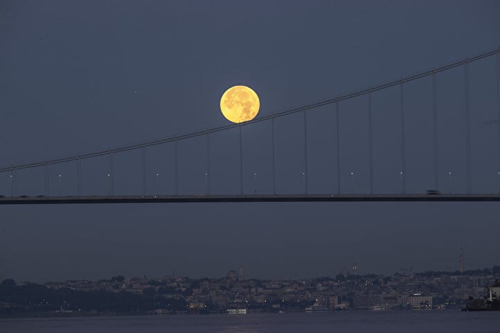 Müxtəlif ölkələrdə Super Ay hadisəsi necə görünüb? - FOTOLAR