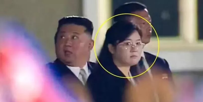 Kim Çen İnin yanındakı sirli qadın kimdir? – Dünya mediası qara çantalı xanımın izində + FOTOLAR