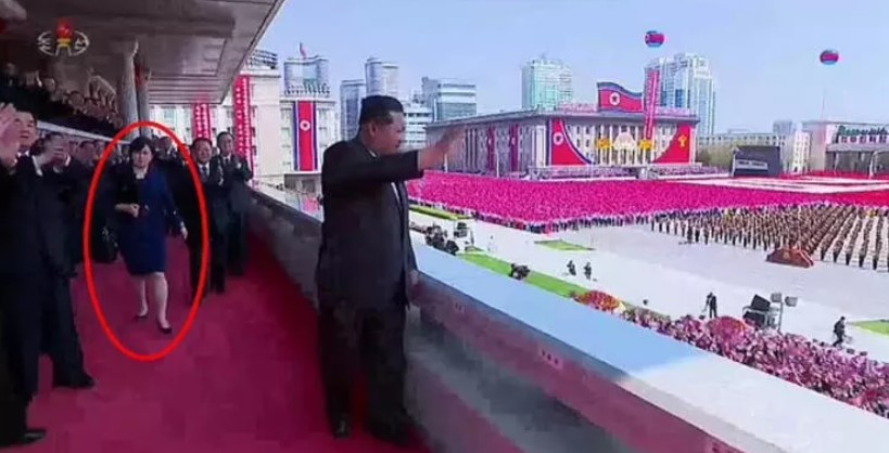 Kim Çen İnin yanındakı sirli qadın kimdir? – Dünya mediası qara çantalı xanımın izində + FOTOLAR