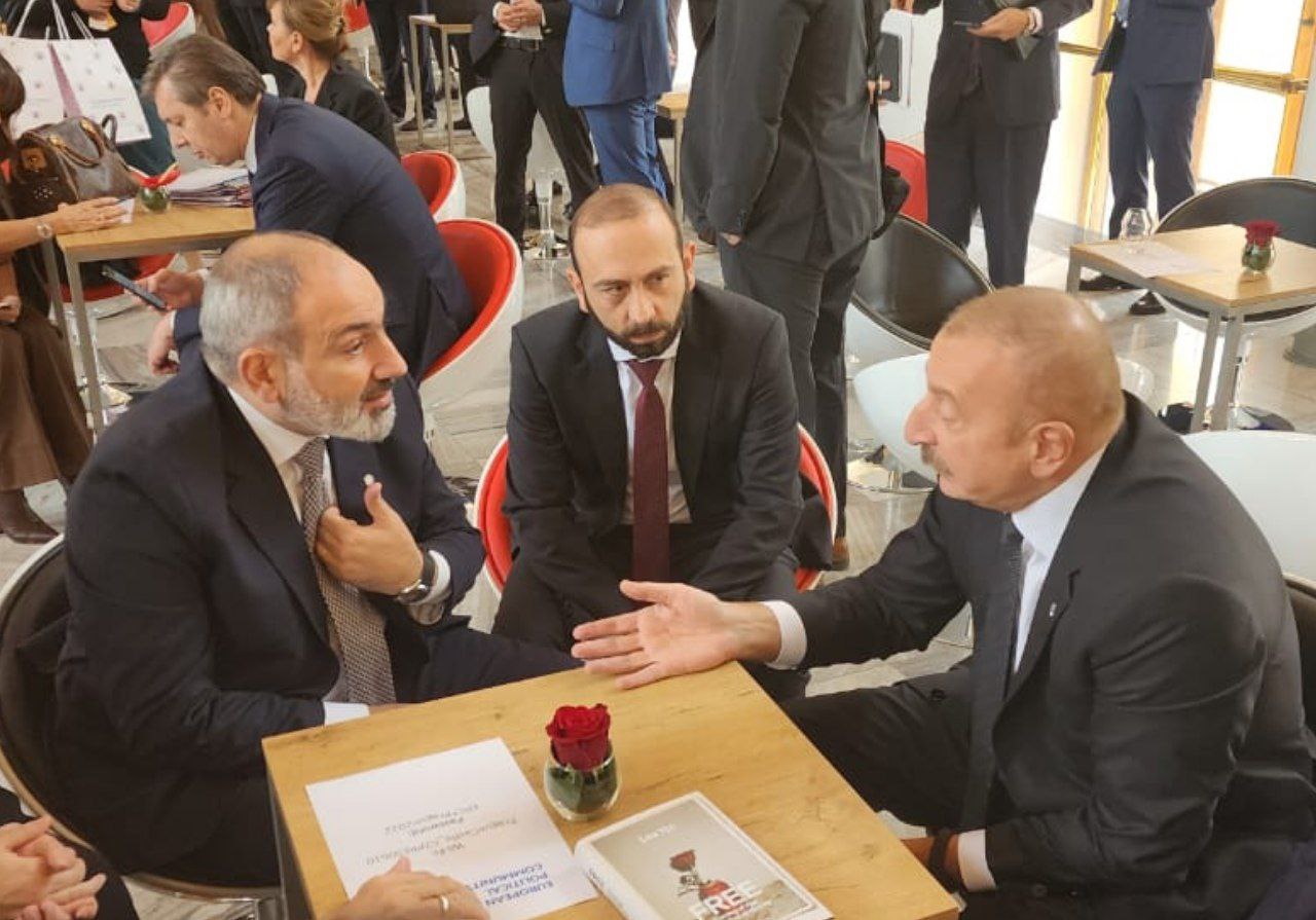 Əliyev-Ərdoğan-Paşinyan görüşündəki kitab diqqət çəkdi - FOTO