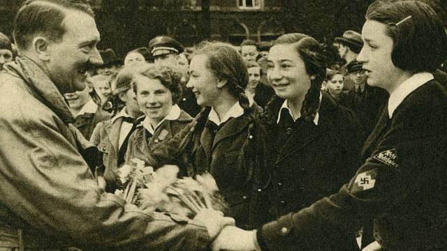 “SS zabitlərindən birini seçməli, onunla yatmalıydım...” – Hitler üçün “ari irq”ə aid körpələr belə əldə edilirdi