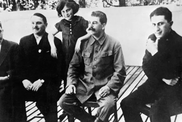 Sərt diktatorun bəxtsiz oğlu – Stalin alman əsirliyində öldürülən Yakovu niyə sevmirdi?