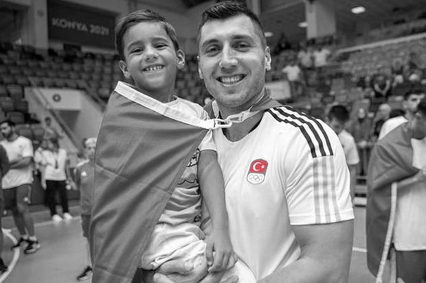 Türkiyə milli komandasının kapitanı və azyaşlı oğlu zəlzələdə HƏLAK OLDU - FOTO