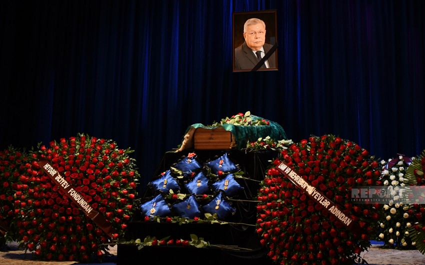 Prezident və birinci xanım Azərpaşa Nemətovla vida mərasiminə əklil göndərib - FOTO